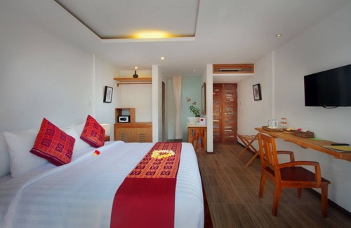 Melayang Resort | Elegant minimalist room for 2 people near Ubud shared infinity-edge swimmingpool