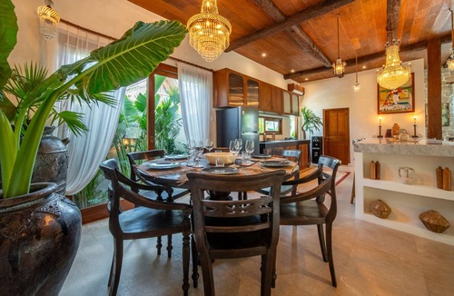 Tumbak Bayuh Villa | Elegant Treehouse - 4 BDR Escape in Pererenan