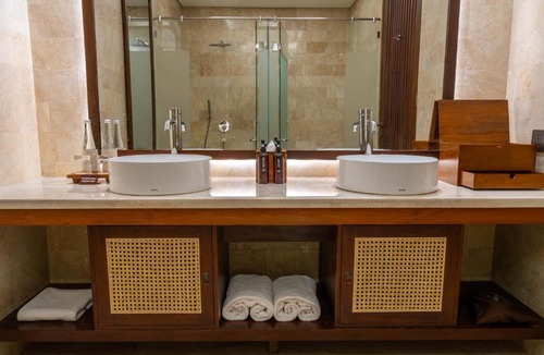 Melayang Hotel | Emana Wedari