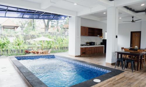 Babakan Hotel | Escotel Majestica