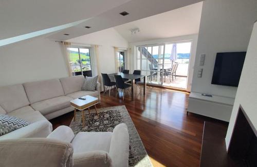 Mattsee Apartment | Exklusive Ferienwohnung LAKEVIEW in Bestlage Mattsee, beschattbare Dachterrasse mit Panoramablick über den See