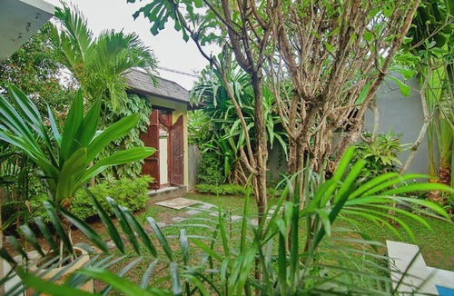 Petitenget Villa | Experience Mawar Estate, a 7-bedroom private villa estate in Seminyak. Accommodates up to 14 guest, includes daily breakfast, a full-time private chef, airport transfers, complimentary massages, housekeeping, and a dedicated driver.