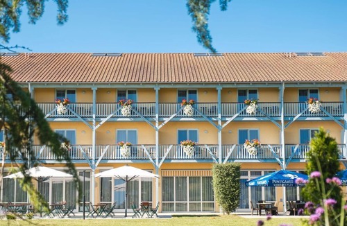 Gnas House | Fünfbettzimmer mit Balkon - Jufa Hotel Vulkanland Sport-resort