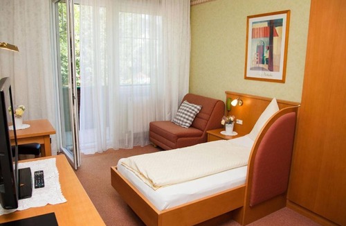 Losenstein House | Family room, shower, WC, living room/bedroom - Gasthof Blasl
