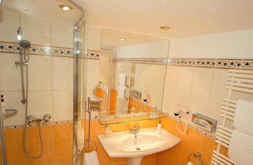 Lech am Arlberg Hotel | Family Suite with sloping ceilings and forest views - Hotel Kristberg