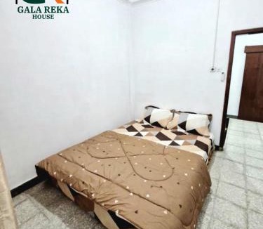 Banjarsari House | Galareka House 2 - with 4 bedrooms in Solo Center