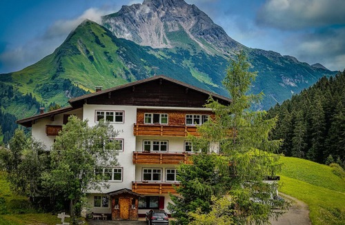 Warth Apartment | Haus Wallis - Apartment Räuberhöhle - Ski-In and Out at Ski Arlberg