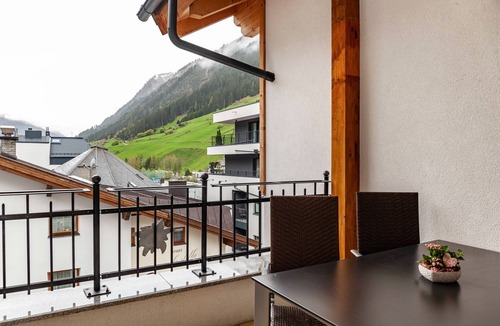 Ischgl Apartment | Holiday Apartment "Alpenflora 2" with Mountain View, Balcony & Wi-Fi