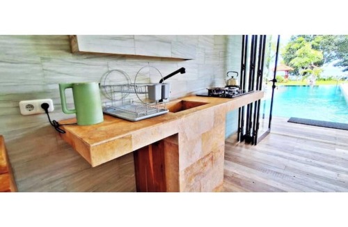 Kalisada Apartment | KAMAR HIJAU. Comfortable 1BR Beachfront Apartment With AC, Pool & Kitchenette.