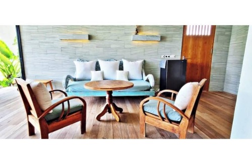 Kalisada Apartment | KAMAR HIJAU. Comfortable 1BR Beachfront Apartment With AC, Pool & Kitchenette.
