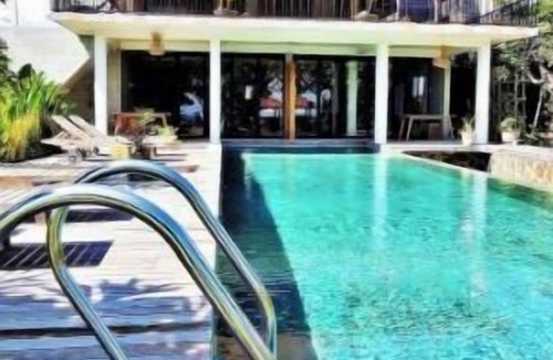 Kalisada Apartment | KAMAR HIJAU. Comfortable 1BR Beachfront Apartment With AC, Pool & Kitchenette.