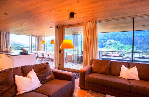 Bramberg am Wildkogel Ski Chalet | Large luxury chalet: on the skip & toboggan run and the Smaragdbahn (gondola).