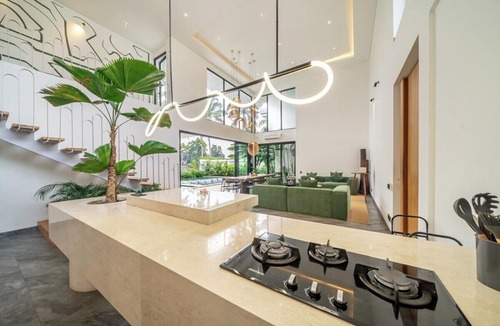 Melayang Villa | Luxe Tropical 6BR Villa w Pool Lounge Prime Ubud