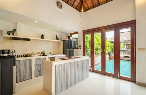 Sunset Road Villa | Luxurious & Cozy King Beds, Pool, Free Parking