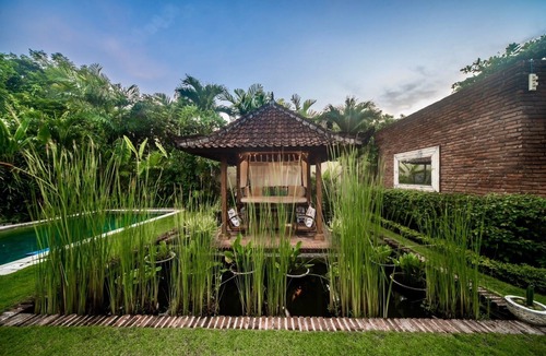 Dalung Villa | Luxurious Garden and Gazebo Modern Villa