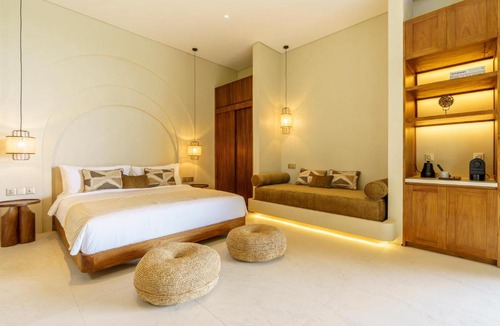 Umalas Villa | Luxury 6BR Tropical Villa with Beach Club Pool