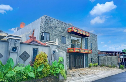 Rajabasa House | Luxury Deluxe DBL Retreat W/Free WiFi and Parking