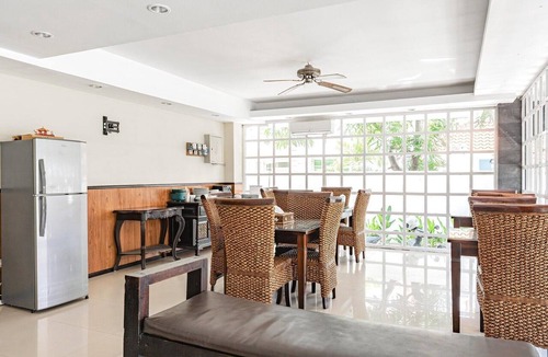 Tuban House | Luxury Deluxe DBL Escape W/Free WiFi and Parking