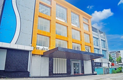 Balikpapan House | Luxury Deluxe DBL Retreat W/Free WiFi and Parking
