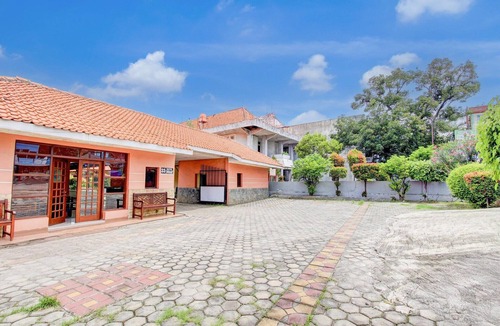 Pekalongan House | Luxury Deluxe DBL Retreat W/Free WiFi and Parking