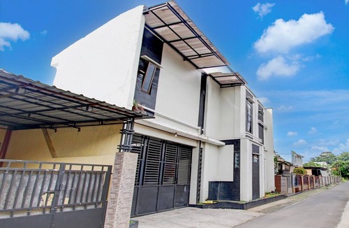 Purwokerto House | Luxury Deluxe DBL Retreat W/Free WiFi and Parking