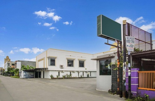 Palembang House | Luxury Deluxe DBL Retreat W/Free WiFi and Parking