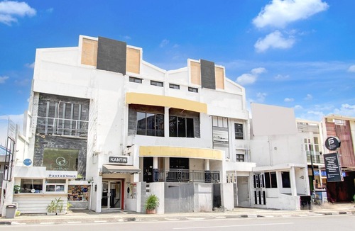 Semarang House | Luxury Deluxe DBL Retreat W/Free WiFi and Parking