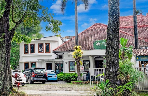 Bandung House | Luxury Deluxe DBL Retreat W/Free WiFi and Parking