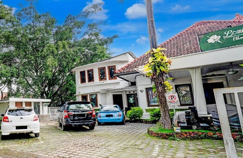 Bandung House | Luxury Deluxe DBL Retreat W/Free WiFi and Parking
