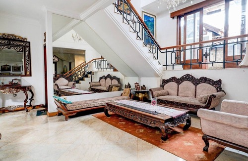 Bandung House | Luxury Deluxe DBL Retreat W/Free WiFi and Parking