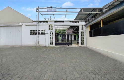 East Jakarta House | Luxury Deluxe DBL Retreat W/Free WiFi and Parking