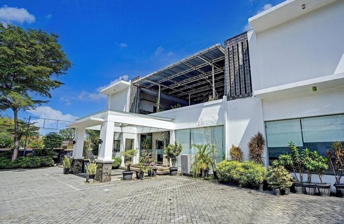 Padang House | Luxury Deluxe DBL Retreat W/Free WiFi and Parking