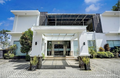 Padang House | Luxury Deluxe DBL Retreat W/Free WiFi and Parking