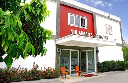 Padang House | Luxury Deluxe DBL Retreat W/Free WiFi and Parking