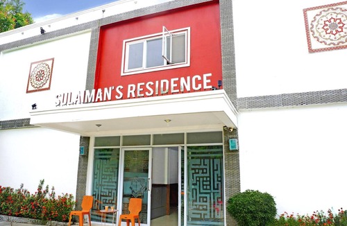 Padang House | Luxury Deluxe DBL Retreat W/Free WiFi and Parking