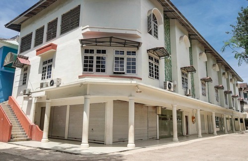 Batam House | Luxury Deluxe DBL Retreat W/Free WiFi and Parking