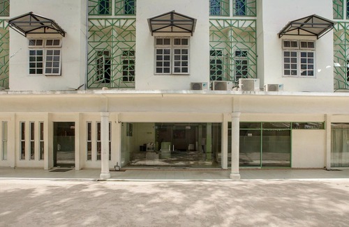 Batam House | Luxury Deluxe DBL Retreat W/Free WiFi and Parking