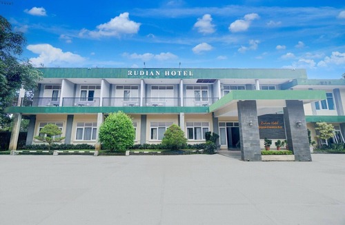 Cisarua House | Luxury Deluxe DBL Retreat W/WiFi Parking and Pool