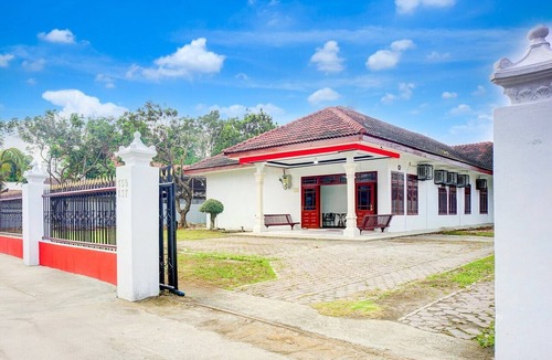 Medan House | Luxury Deluxe DBL Retreat W/Free WiFi and Parking
