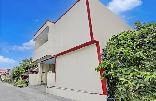 Surakarta House | Luxury Deluxe DBL Retreat W/Free WiFi and Parking