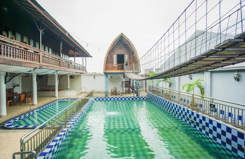 Palembang House | Luxury Family Stay with Extra Space and Free WiFi