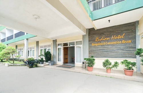 Cisarua House | Luxury Family Suite W/Free WiFi Parking and Pool