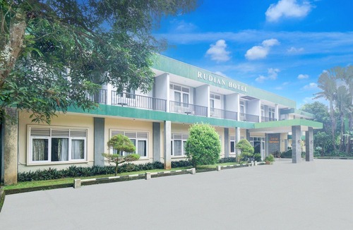 Cisarua House | Luxury Family Suite W/Free WiFi Parking and Pool