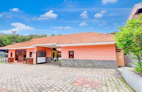 Pekalongan House | Luxury Twin Stay with Free WiFi and Parking