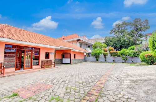 Pekalongan House | Luxury Twin Stay with Free WiFi and Parking