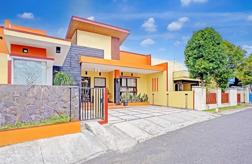 Padang House | Luxury Twin Stay with Free WiFi and Parking