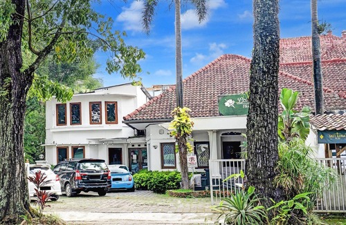 Bandung House | Luxury Twin Stay with Free WiFi and Parking