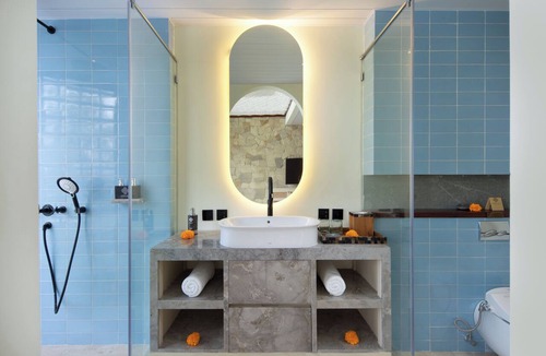Batu Bolong Resort | Modern Spacious Suite Room in Canggu