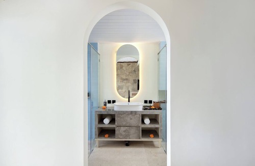 Batu Bolong Resort | Modern Spacious Suite Room in Canggu