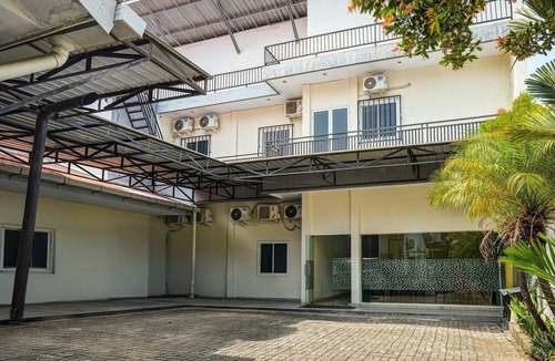 Makassar House | Modern suite Retreat W/Free WiFi and Parking